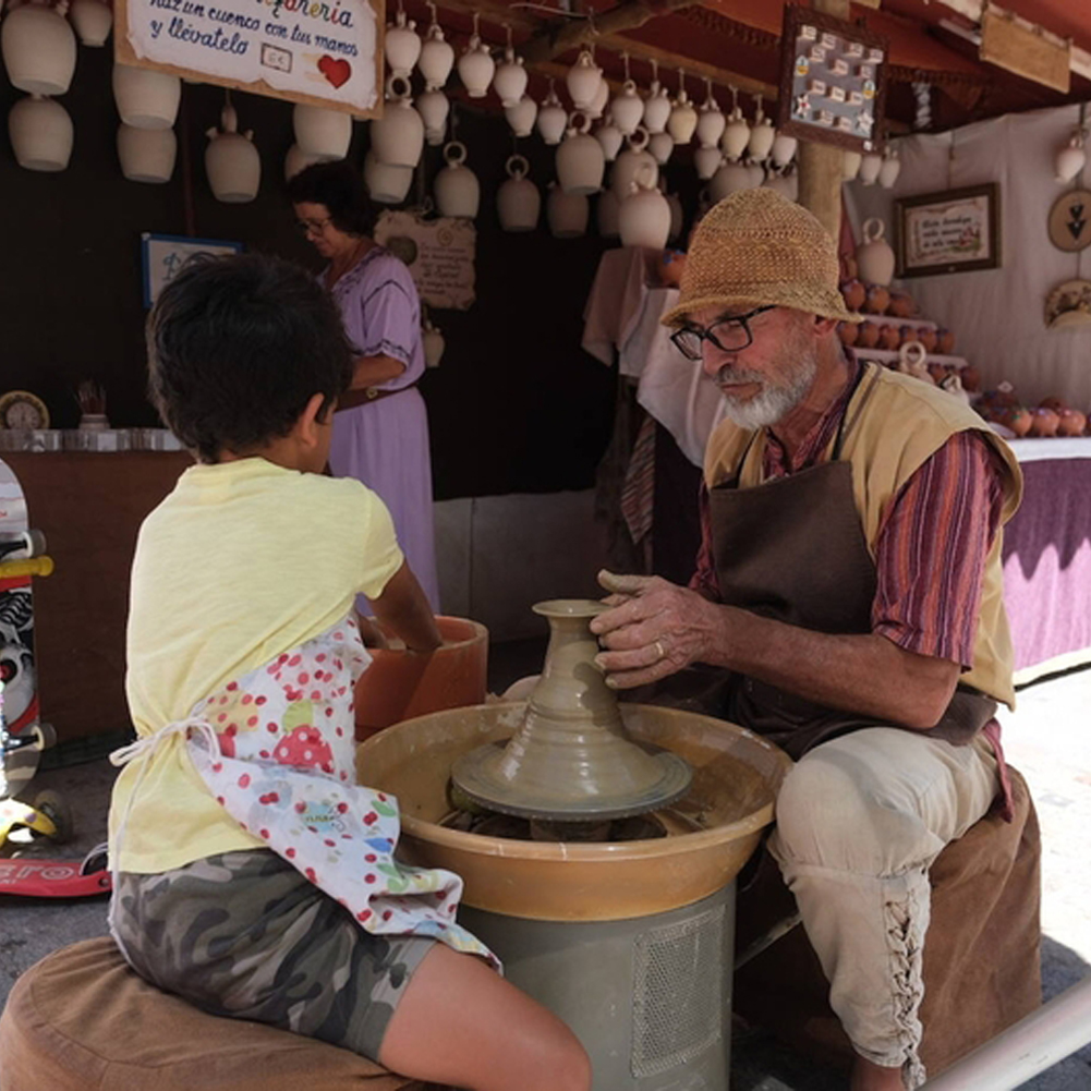 Cincuenta puestos artesanales dan vida al Mercado Andalusí